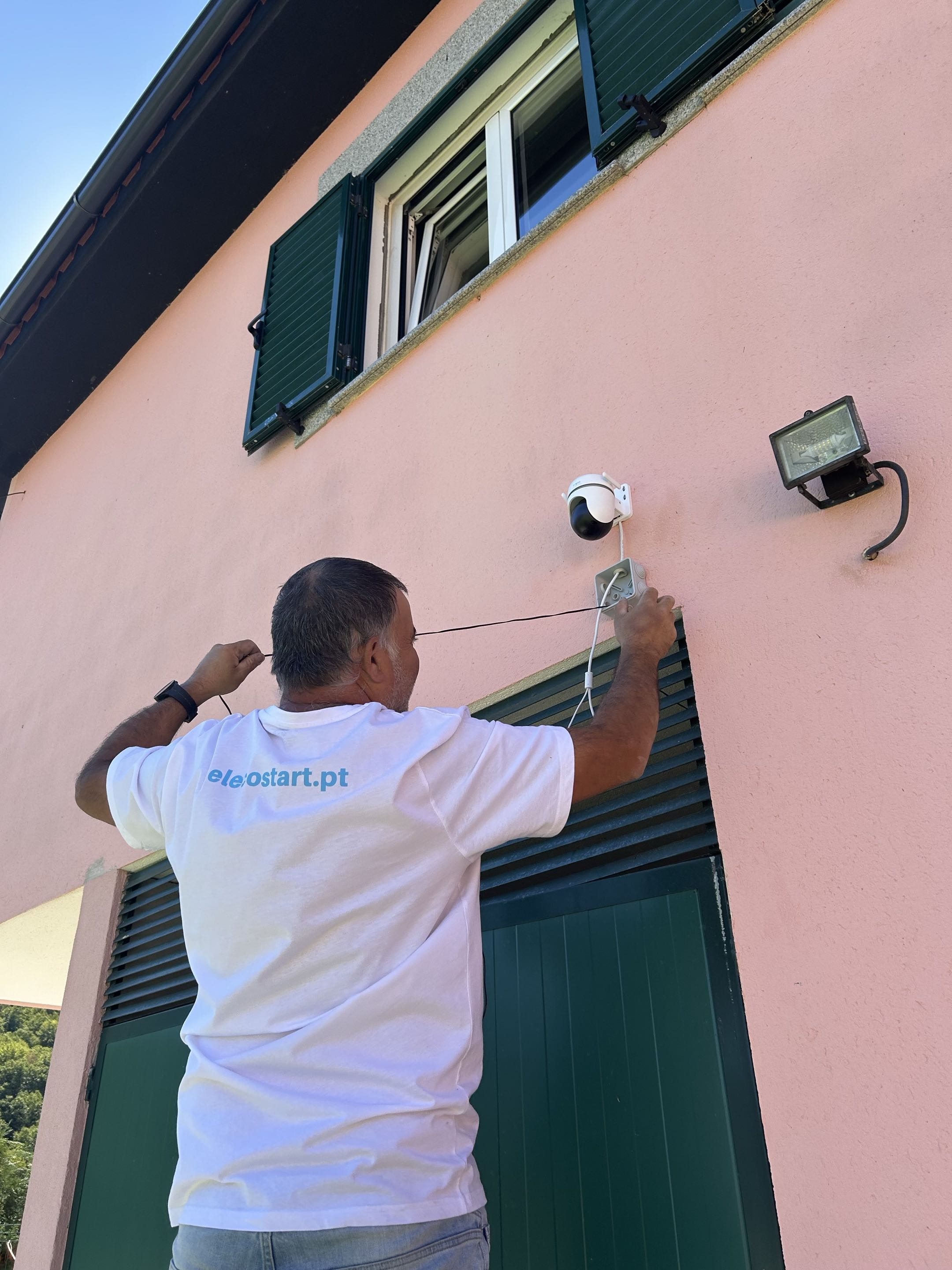 Demonstração de instalação de câmaras de vigilância